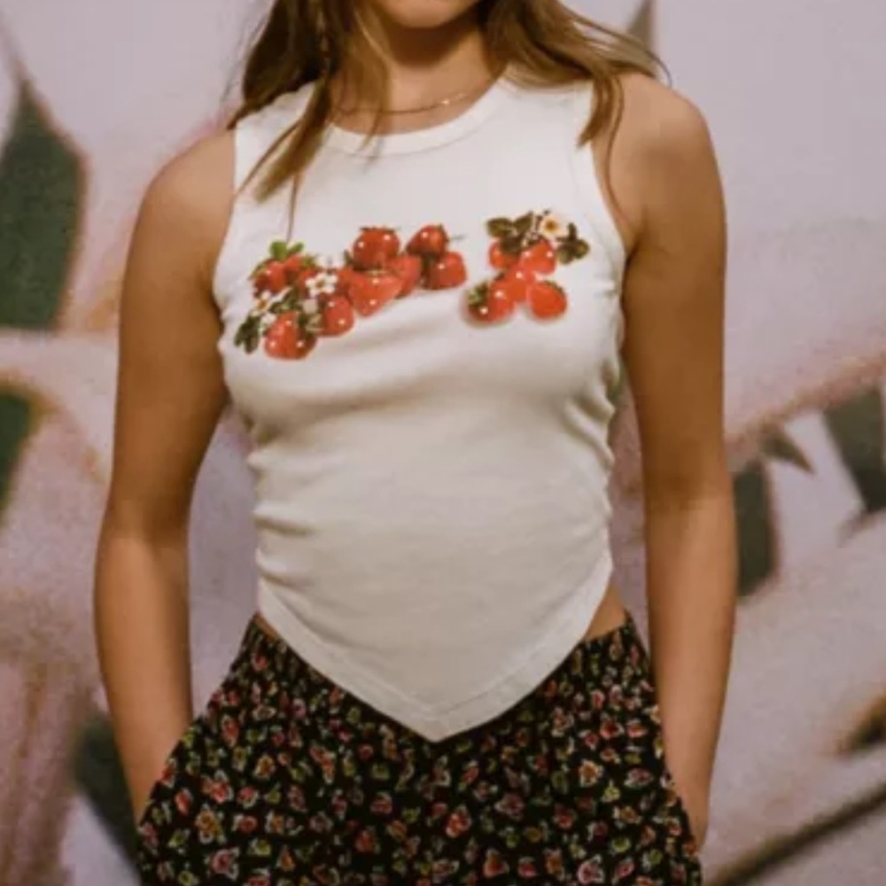 🍓 UO FRUIT OPEN BACK TOP 🍓